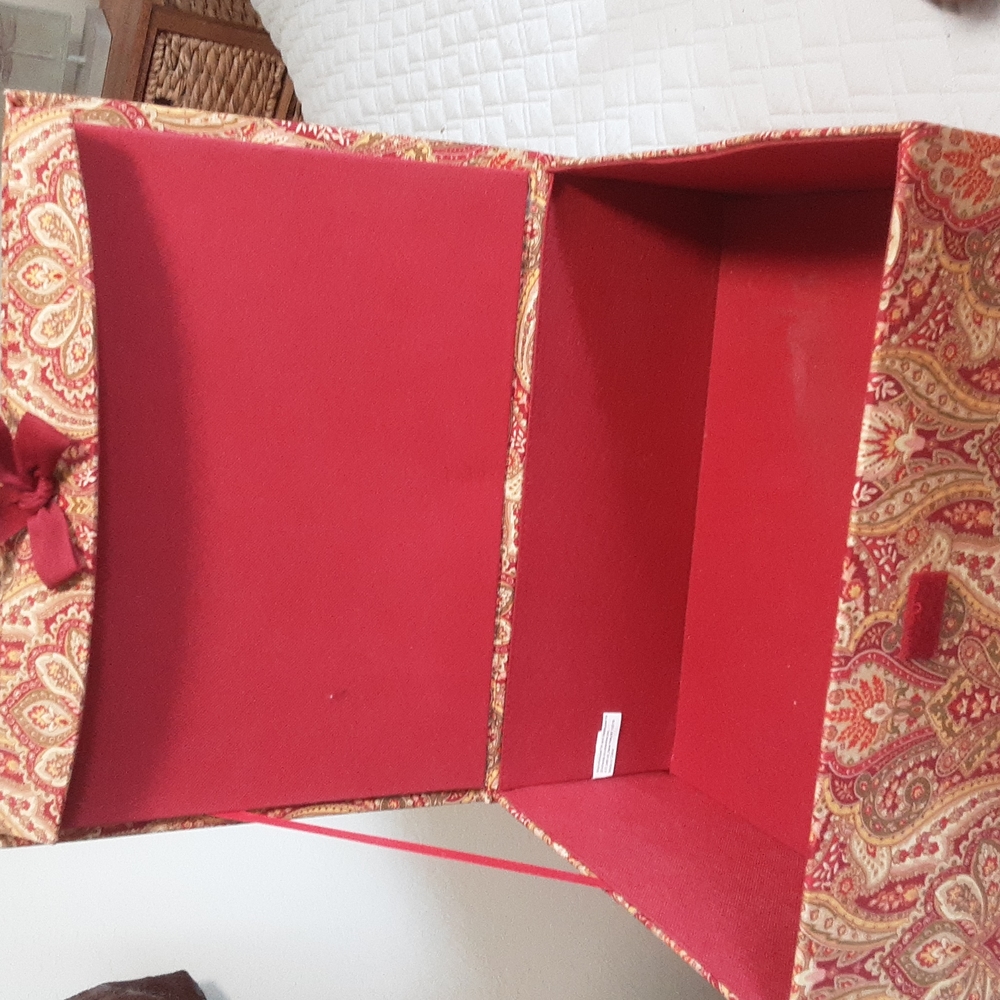 Storage box and 10 hangers - Picture 3 of 3
